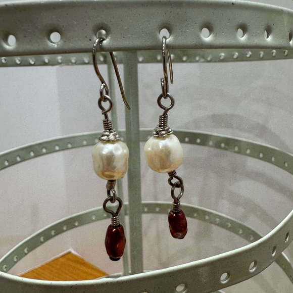 Elegant Pearl and Silver tone drop Earrings - Picture 6 of 6